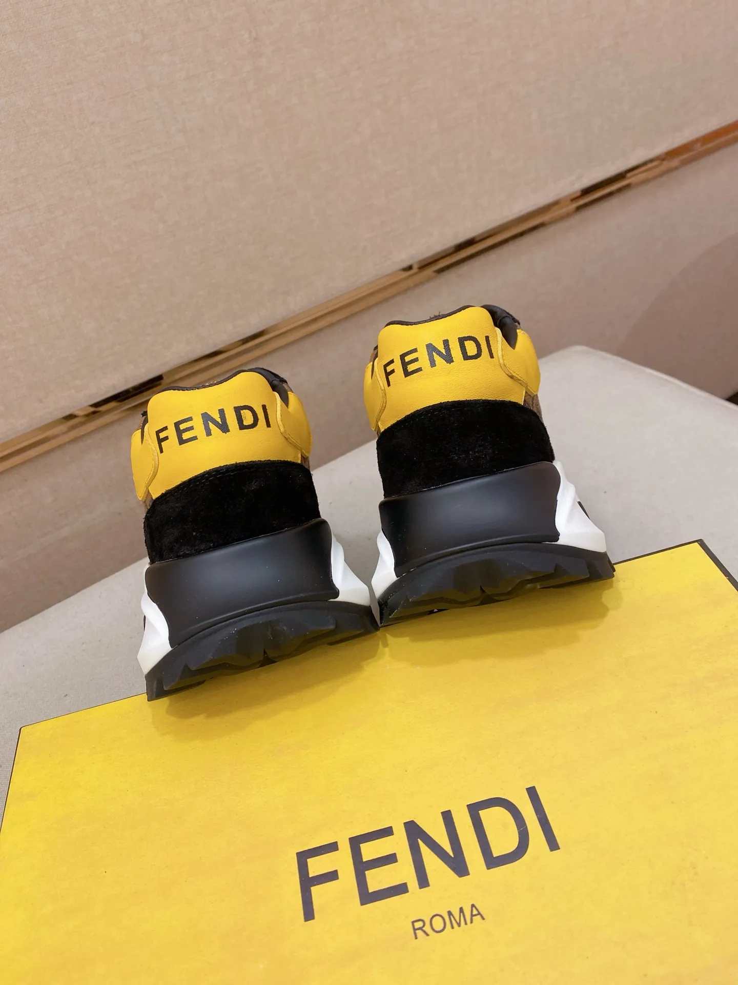 Men's shoes 💰 462💰 (fendi) New style 👊🏻 upper 🇮🇹 imported cowhide fabric 🇩🇪 lining imported sheepskin lining. The original outsole is molded to highlight the identity of every man, and the upper foot is elegant and stable🚶🏻🚶🏻The high-end custom counters reproduce the original version📯No matter the wind or rain, the shoe last remains unchanged and can withstand the verification of time🔍️,🔵 Size: 38-44